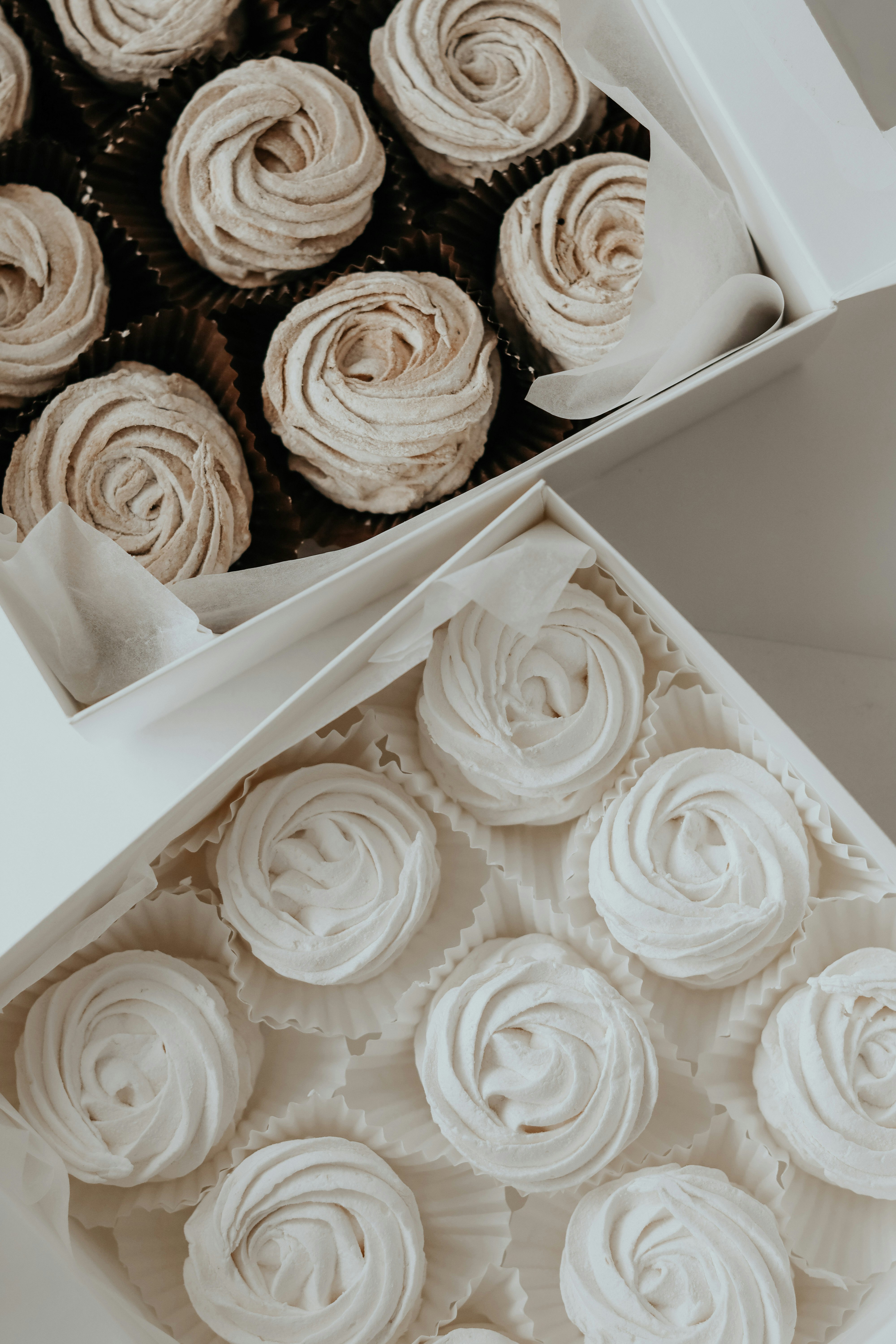 white and brown rose bouquet